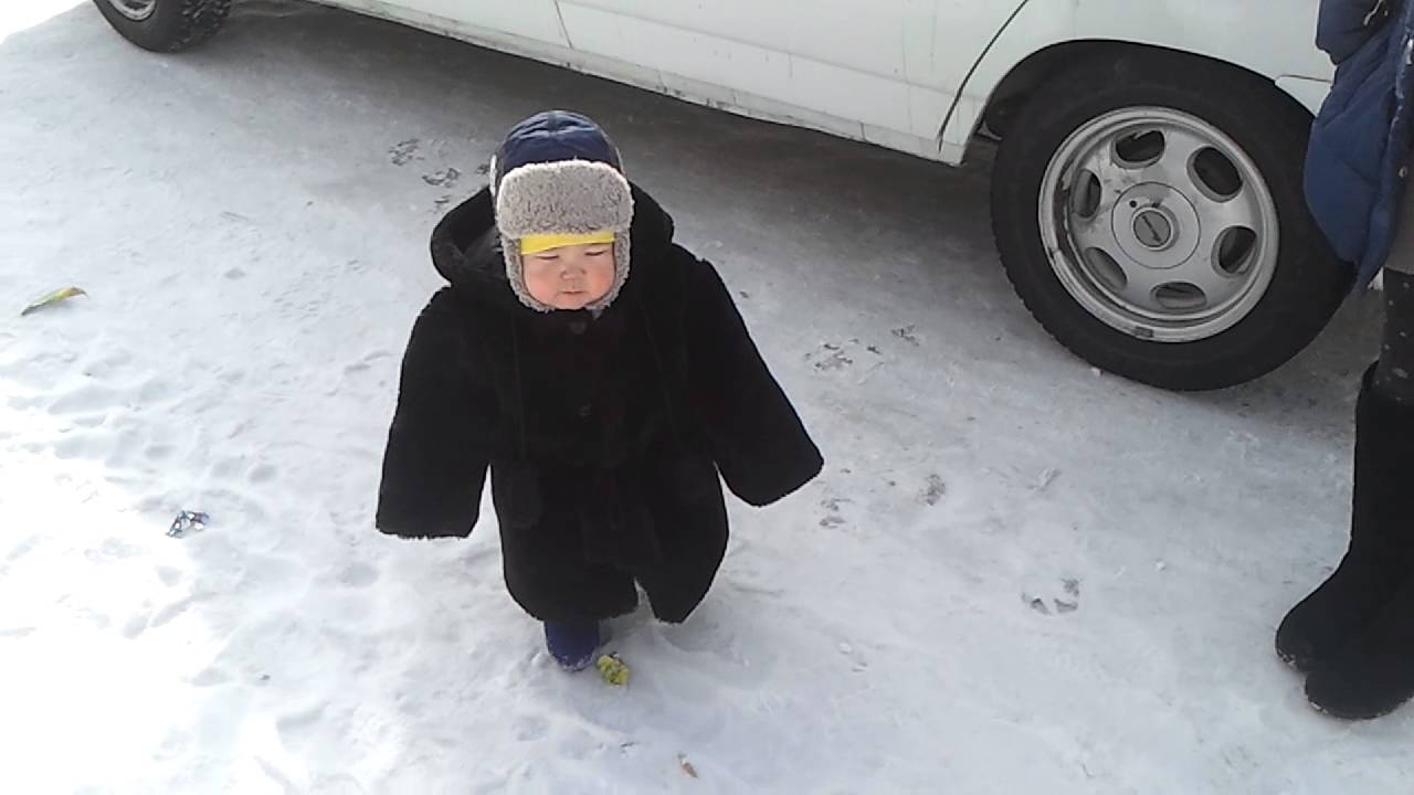 Мелкий упал лицом в снег. baby fell face first intro the snow
