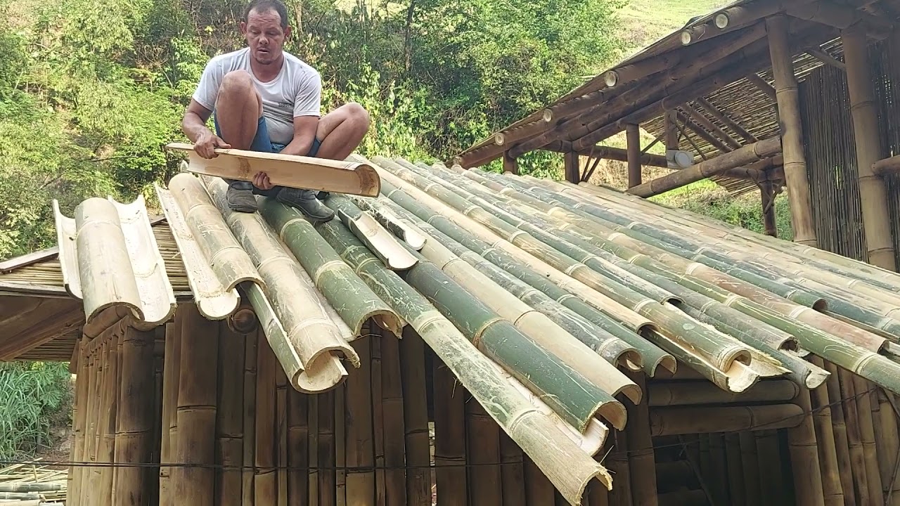 telhado 3 águas e piso na casa de bambu
