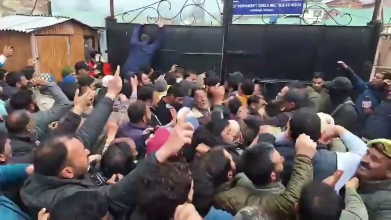 PHE daily wagers protest in Srinagar, threaten to cut water supply in J&K.