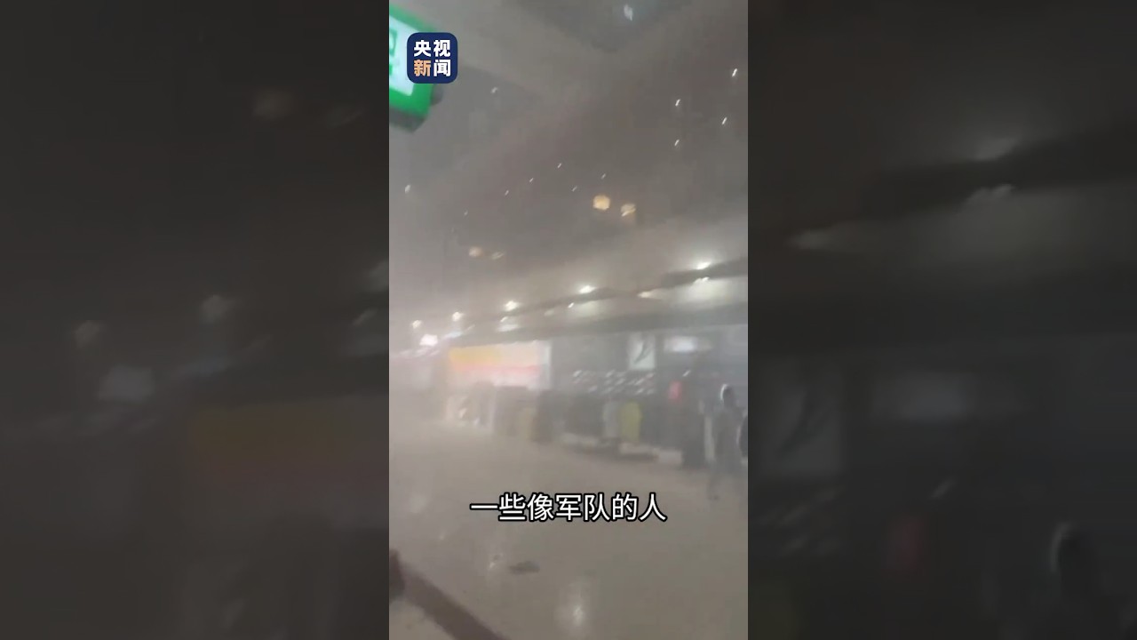 总台记者车辆临时化身接驳车，紧急转运滞留在机场的中国同胞。车辆驶离机场不久，迪拜国际机场便传来剧烈爆炸声 | CCTV
