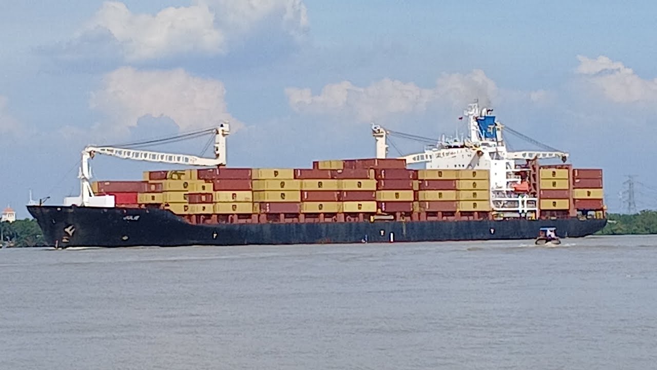 Let's follow the container ships entering and leaving Cat Lai port.