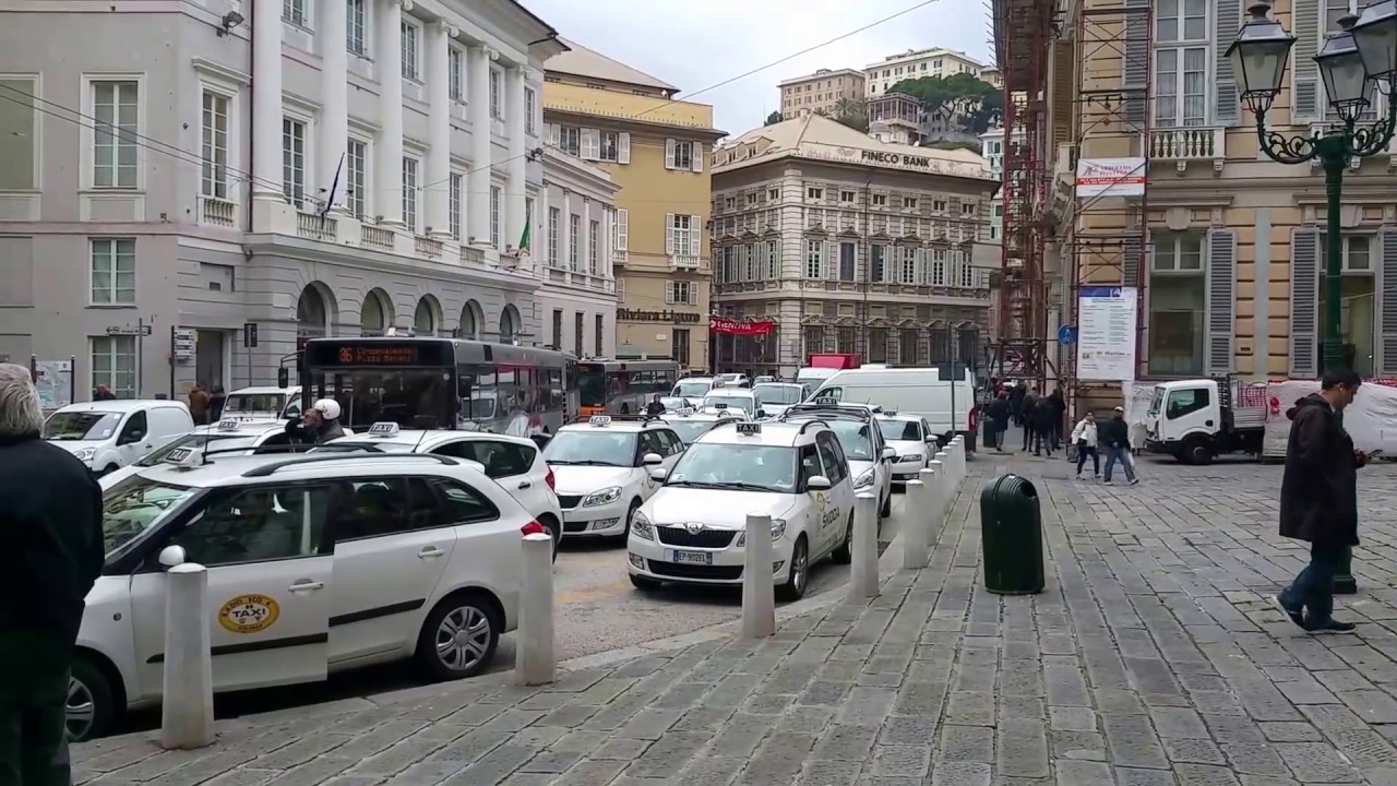 Bus bloccato in via XXV Aprile a Genova