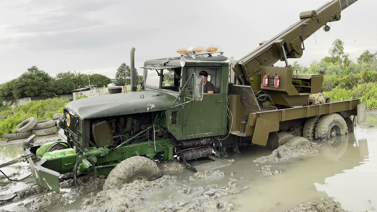 Cứu hộ xe Reo bị mắc lầy ( Rescue Reo's car stuck in a bog)