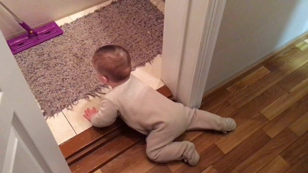 Little Bo helped clean the bathroom😀  малыш убирает ванную funny baby