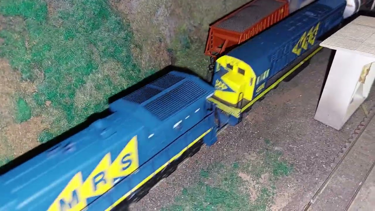 Ac44i sendo conduzida por duas U20C e uma Ac44i 🚂🚅🚂🚆
