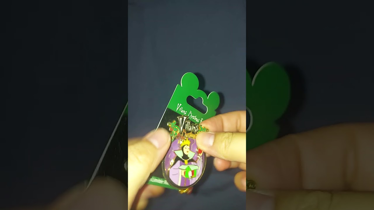 Villains Christmas Event Evil Queen & Apple pin