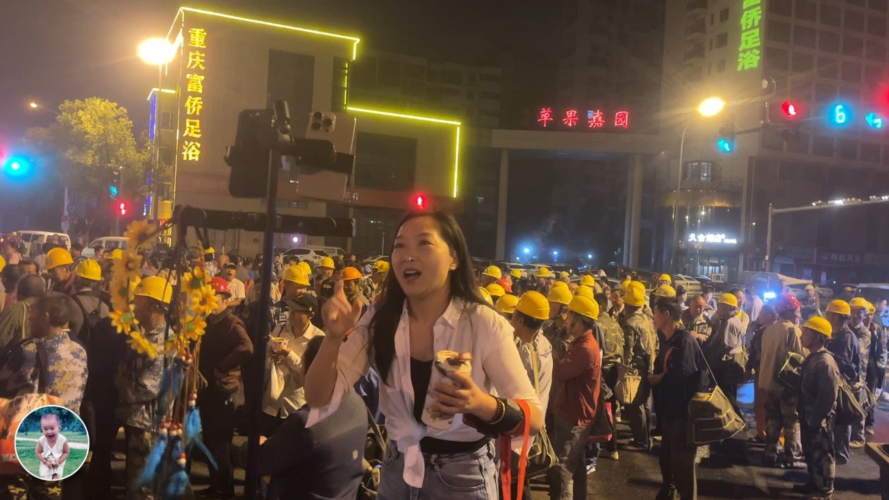 At 3 AM, Chinese Workers Look for Jobs