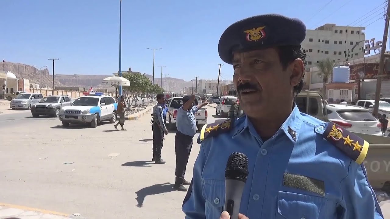 ازدحام مروري في شوارع عتق بشبوة إثر مخالفة بعض السائقين وتزايد عدد السكان