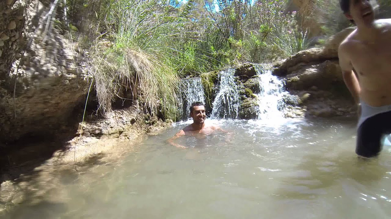 Ciclistas locos bañándose en charca con agua fría del Río Chícamo