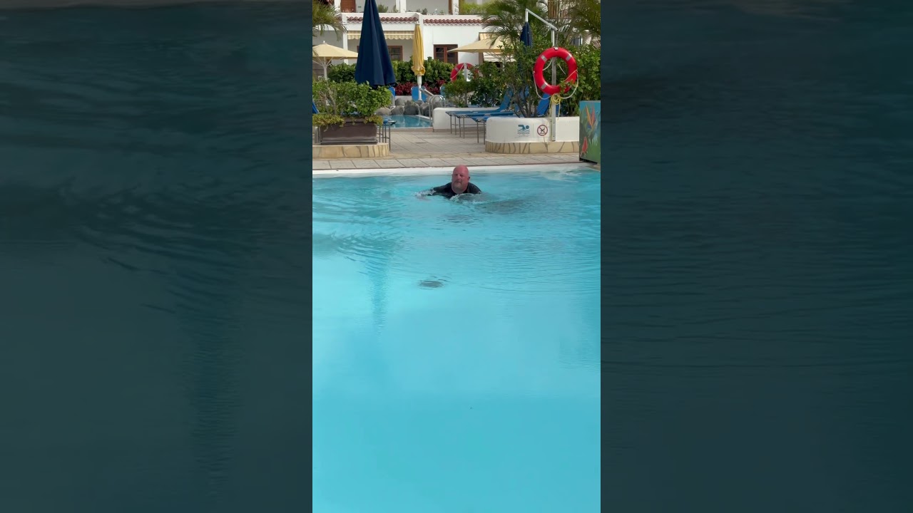 🚨 Krass, oder? Wir sind mit Rollstuhl in den Pool gesprungen! 🏊&zwj;♂️♿
