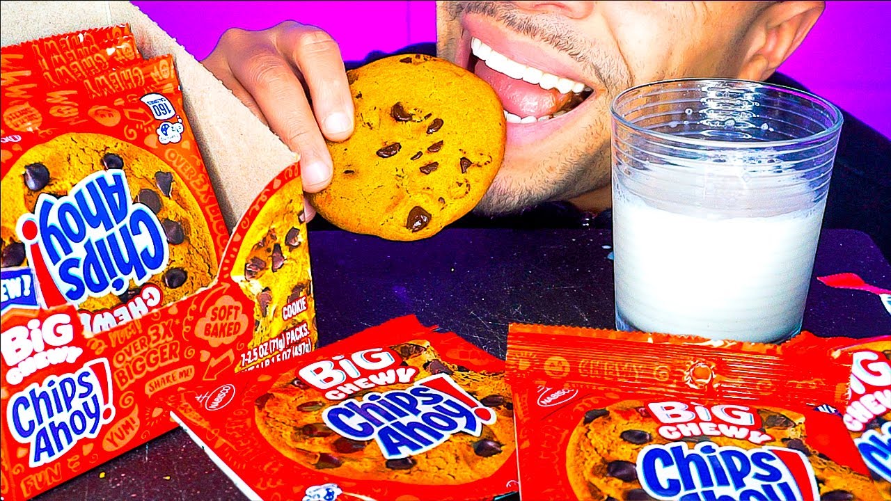 CHIPS AHOY! BIG CHEWY CHOCOLATE CHIP COOKIES WITH MILK EATING CANDY MOUTH SOUNDS ASMR MUKBANG