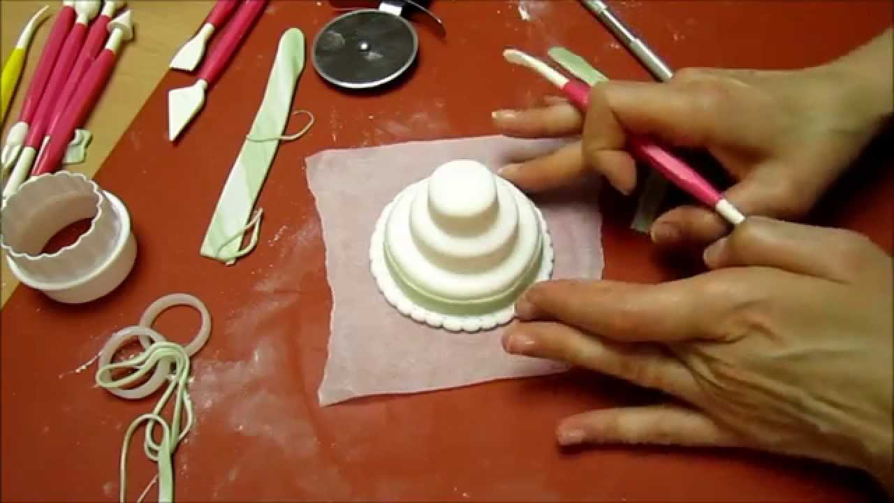 Realizzare una mini wedding cake con la pasta di zucchero