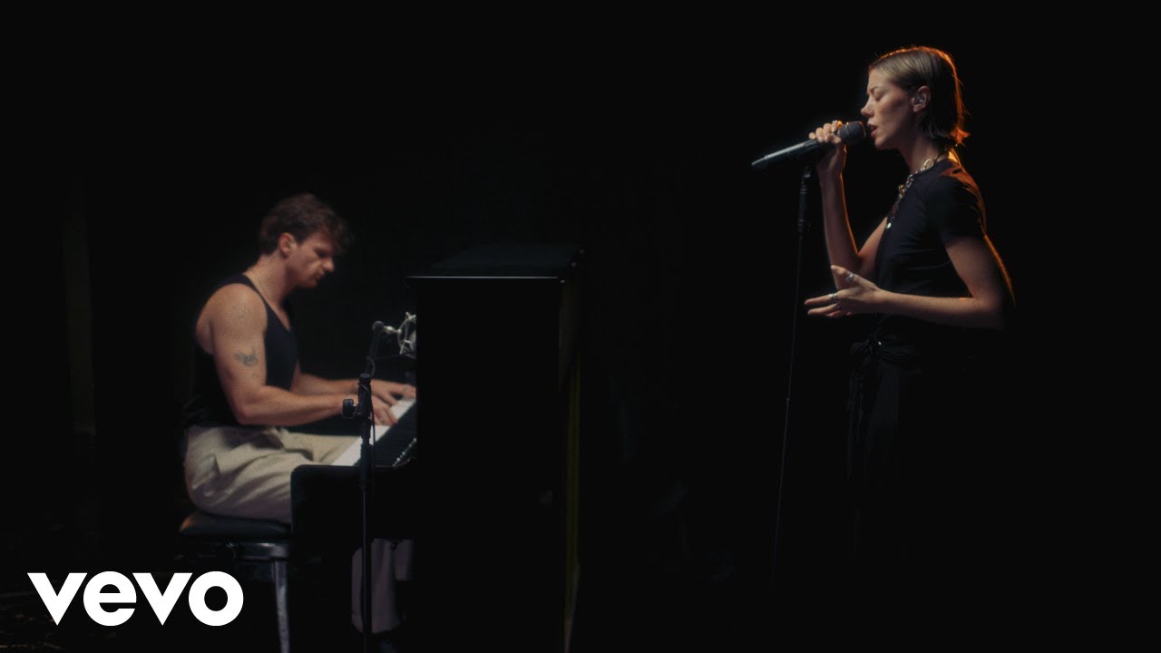 Arctic Lake - Hold Me (Live From London)