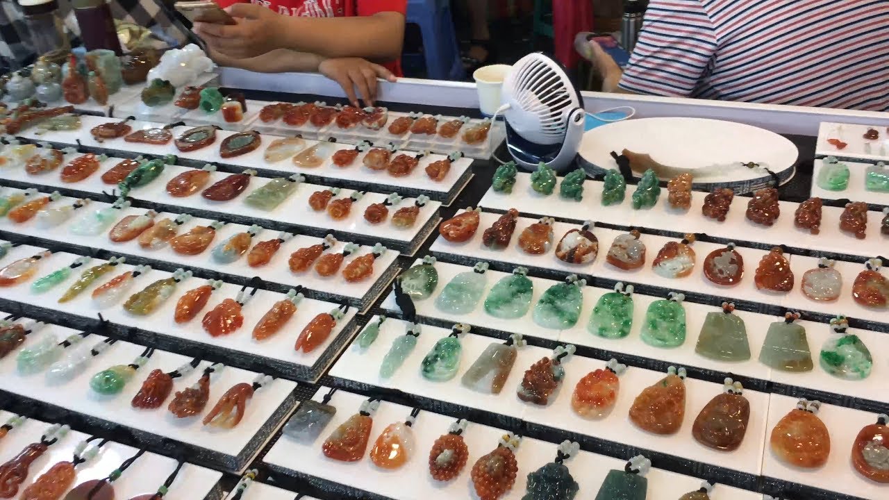 市场翡翠成堆卖！红翡竟然有这样区分？别让人给忽悠了！