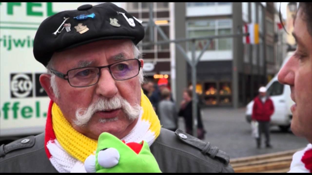 Plaatsen van Knillis & Hendrien op de Markt (OetelTV 2016)