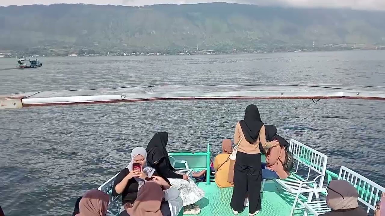 Naik kapal menyeberang ke Tomok Samosir