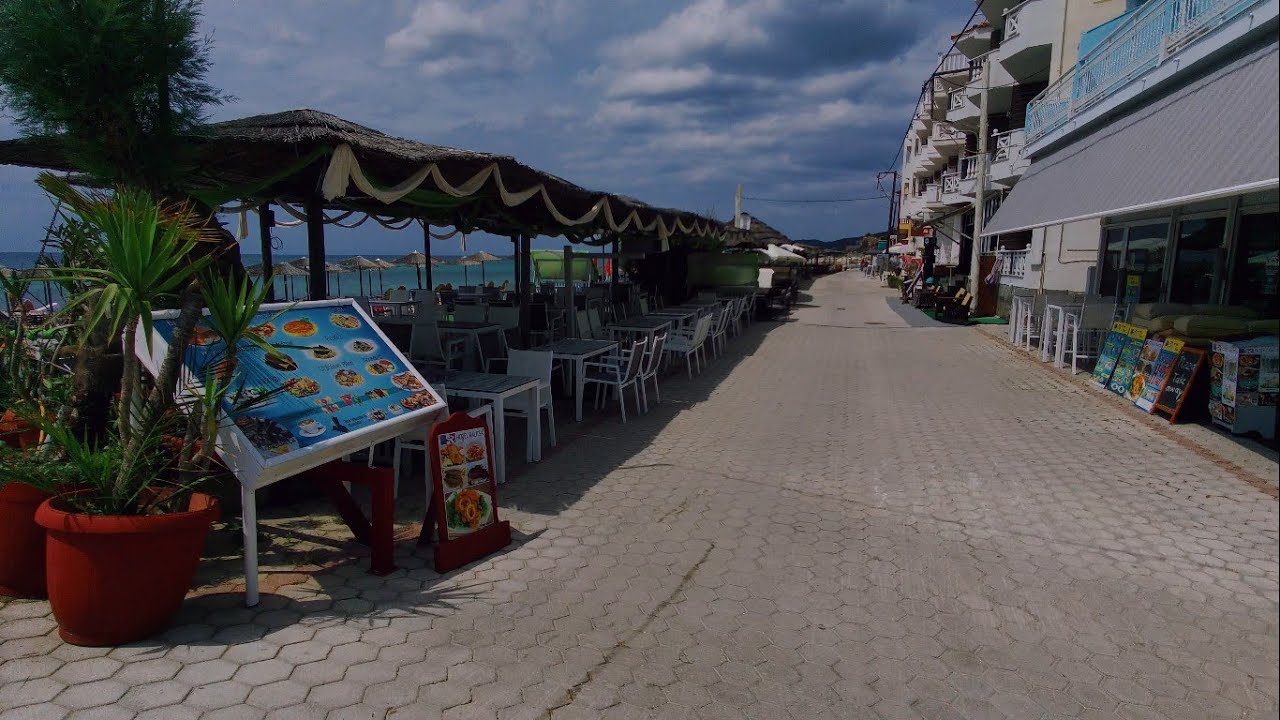pe promenada in limenaria thassos grecia  la pas