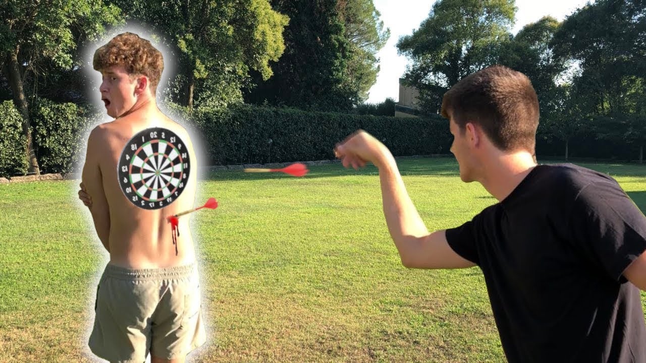 IL GIOCO pi&ugrave; PERICOLOSO di SEMPRE!!! *ALLERTA SANGUE* (FRECCETTE CHALLENGE PERICOLOSA)