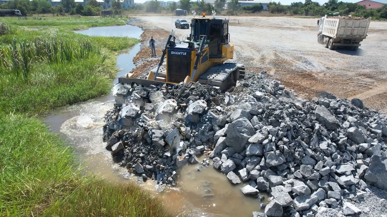 Good job! Perfectly Bilding Dozer Shantui Using Stones Pushing Over The Water,Truck DONGFENG 25.5Ton