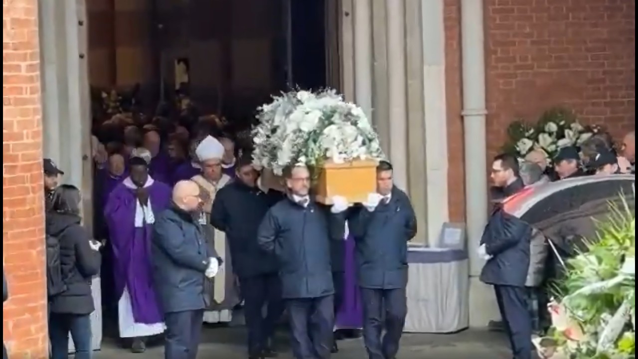 Funerali Maria Franca Ferrero: il feretro lascia il Duomo di Alba