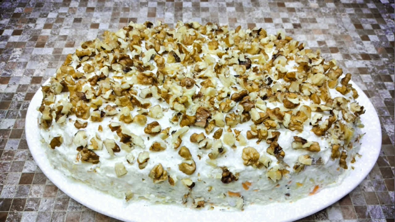 Toyuq salatı. Qozlu toyuq salatı.