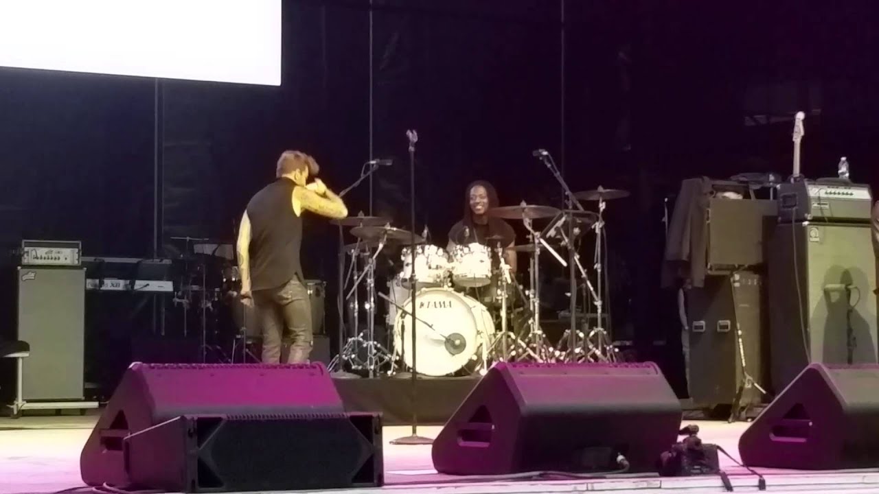Adam lambert Jones beach ktuphoria