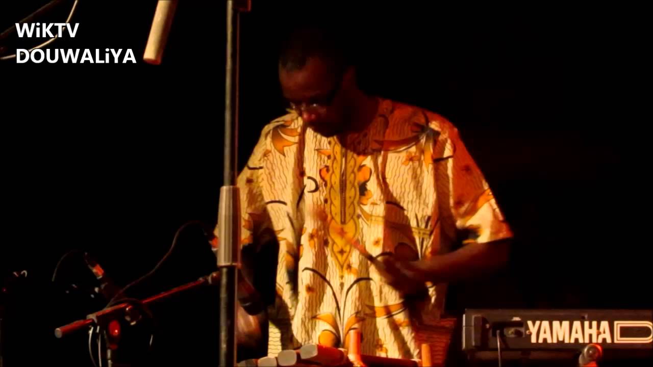 Walfadjiri &eacute;lectrise la salle de spectacles de l'Institut Fran&ccedil;ais de Mauritanie