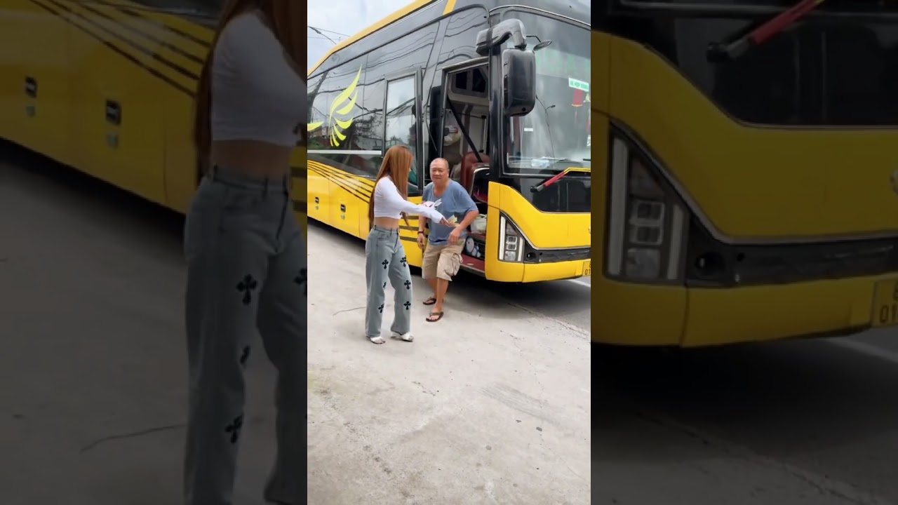 H&ecirc;n gặp xe kh&aacute;ch