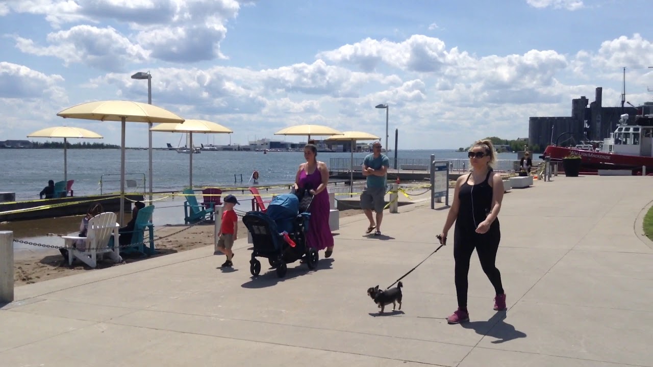 Пляж на набережной Harbourfront Beach Toronto Canada
