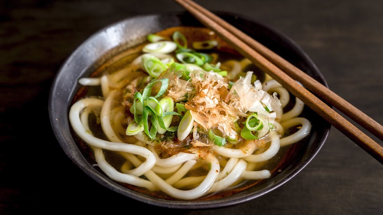 Quick and Easy Japanese Udon Noodle Soup [Ready in 10 Mins!]