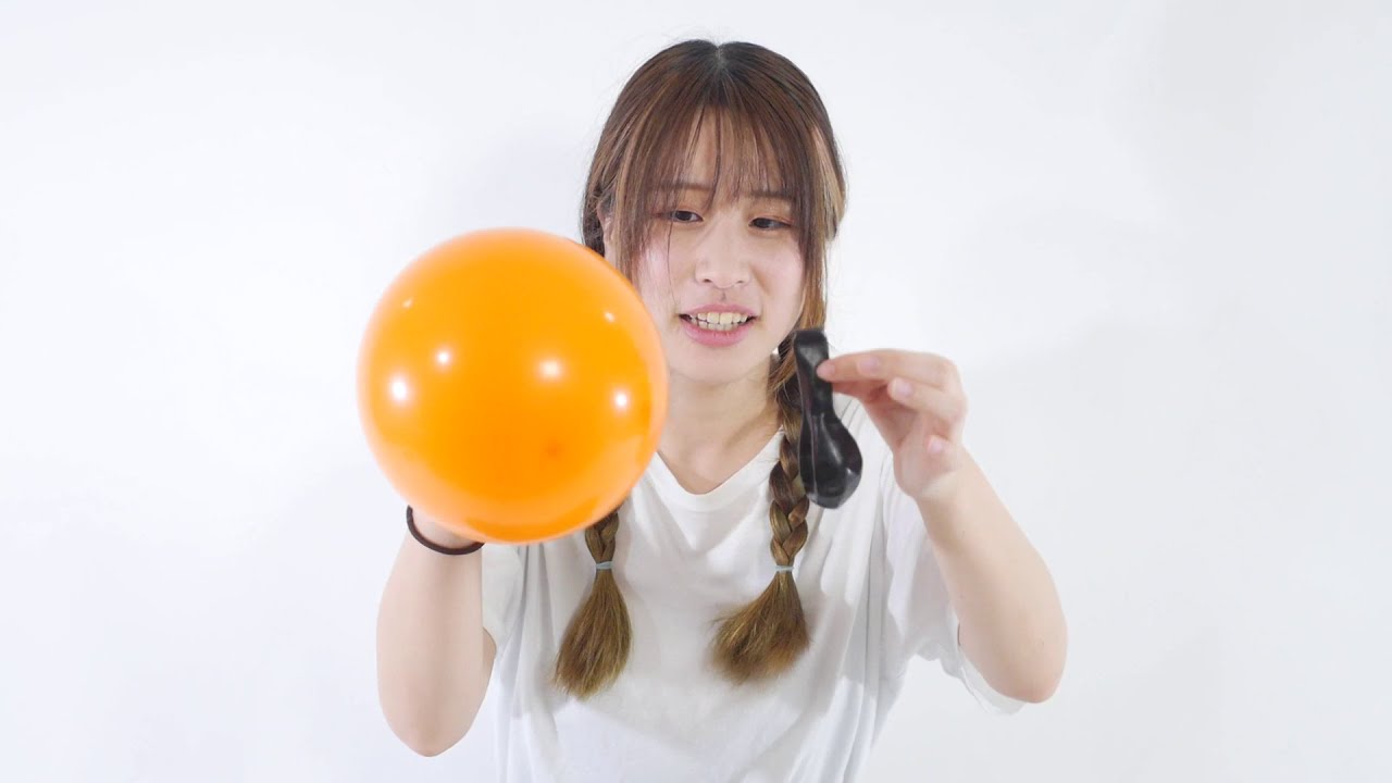 2年ぶりかな？　床に座ってお尻で風船をわってみる