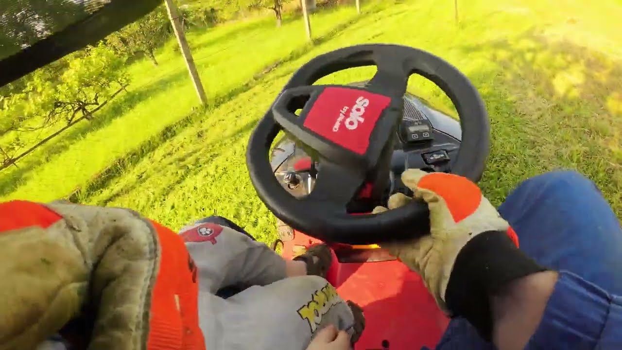 Lenyírjuk a gazvágó traktorral a hátsó kertünket. Amikor a kerti munka szórakozás :D   al-ko t22-110