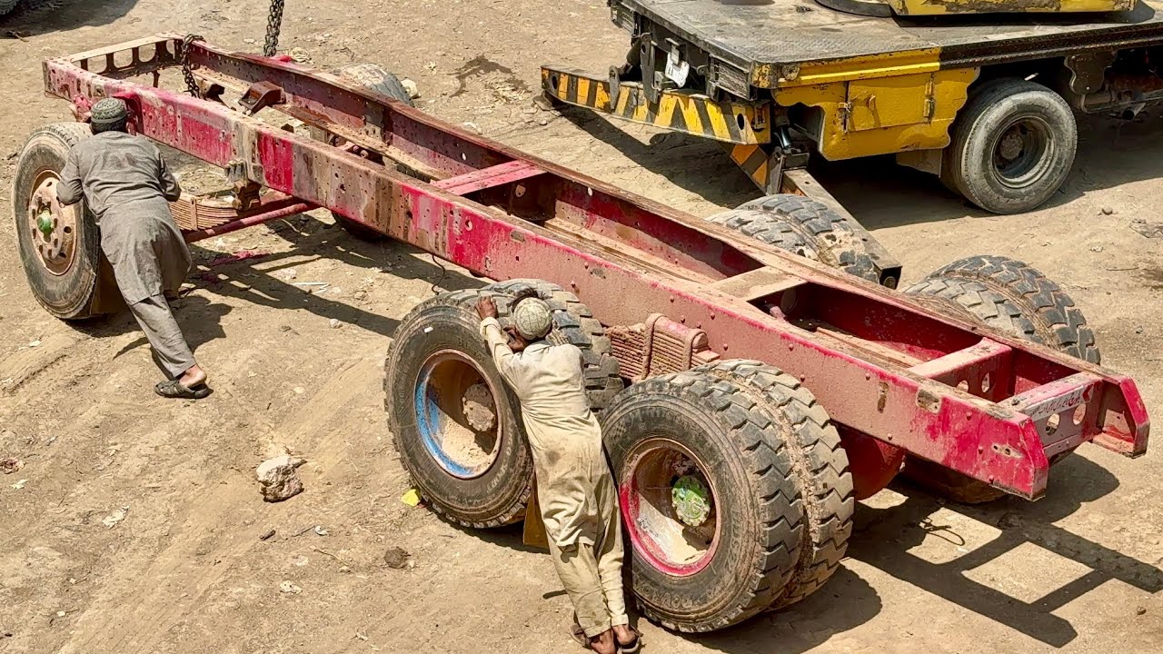 A mountain of mud had fallen on this damper🥹Let’s see how the truck is repaired / Fully  Restoration