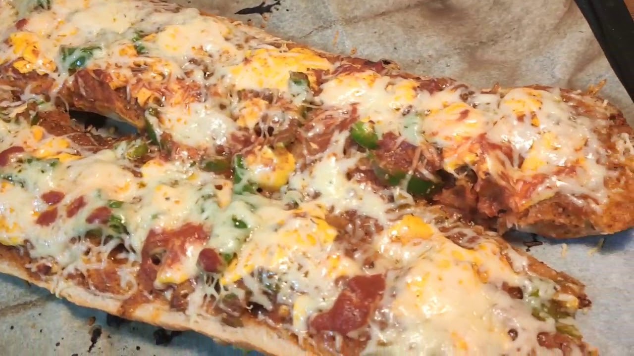 COMMENT TRANSFORMER DU PAIN RASSIS EN PIZZA. لا ترمي الخبز البايت بعد اليوم بيتزا سريعة التحضير🍕