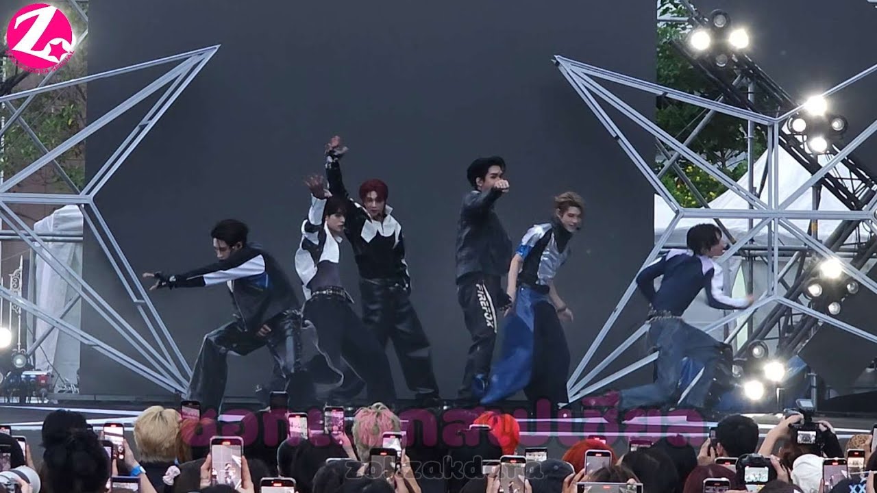 First Showcase  ‘CLANG CLANG’ เดบิวต์ซิงเกิล ‘DEXX (เด็กซ์)’