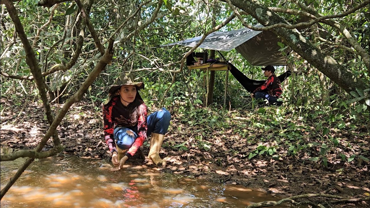 Acampamos em um lugar de difícil acesso em área alagada e pescamos a moda antiga