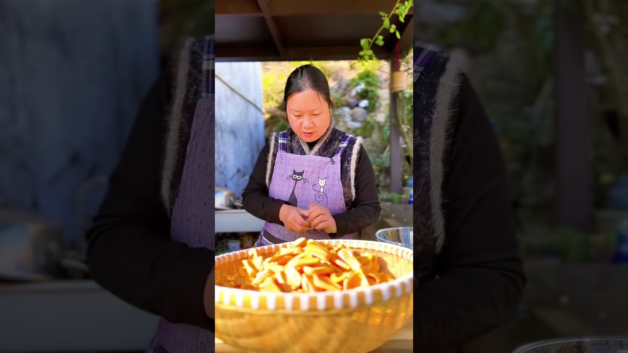 Peel out the plump flesh of the jackfruit let the sunlight pass through the texture of the