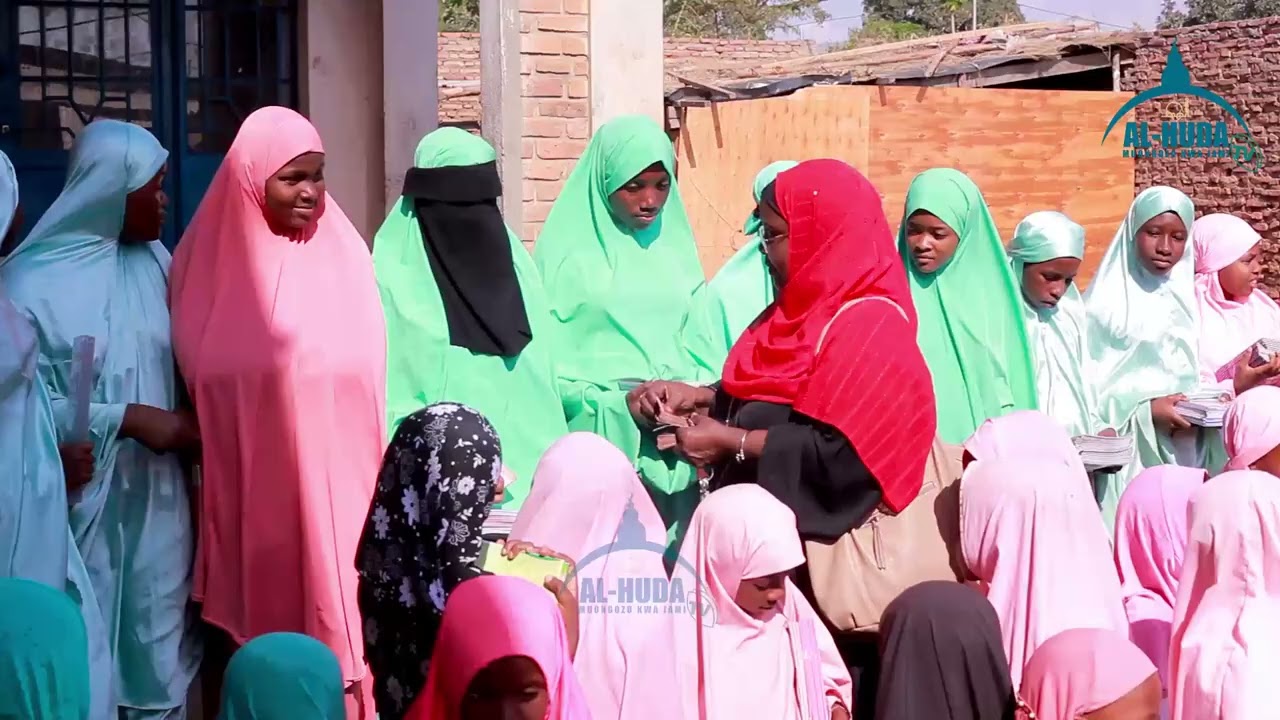 Hadjati Aliya Kiongozi wa AFEMUBU Kwenye Ofici za AL HUDA na kugawa madaftari Masha Allah