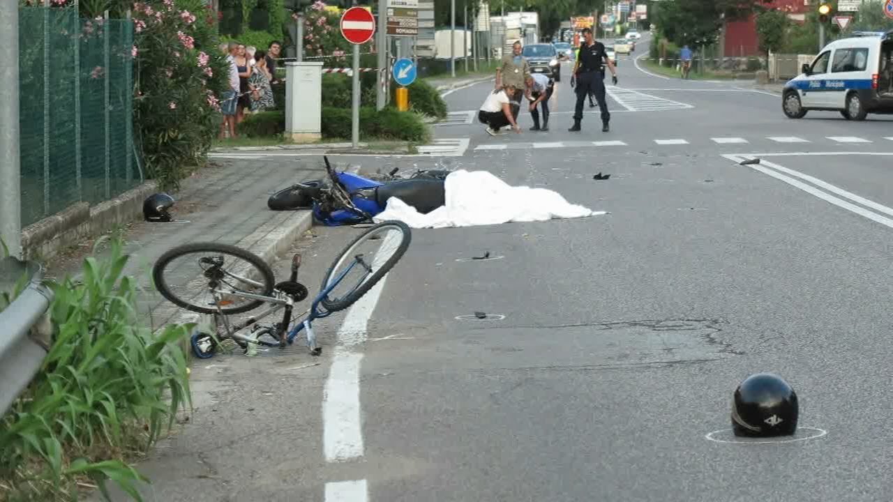 Riccione, due morti e un ferito in un incidente nell'impatto violento tra una moto e una bici