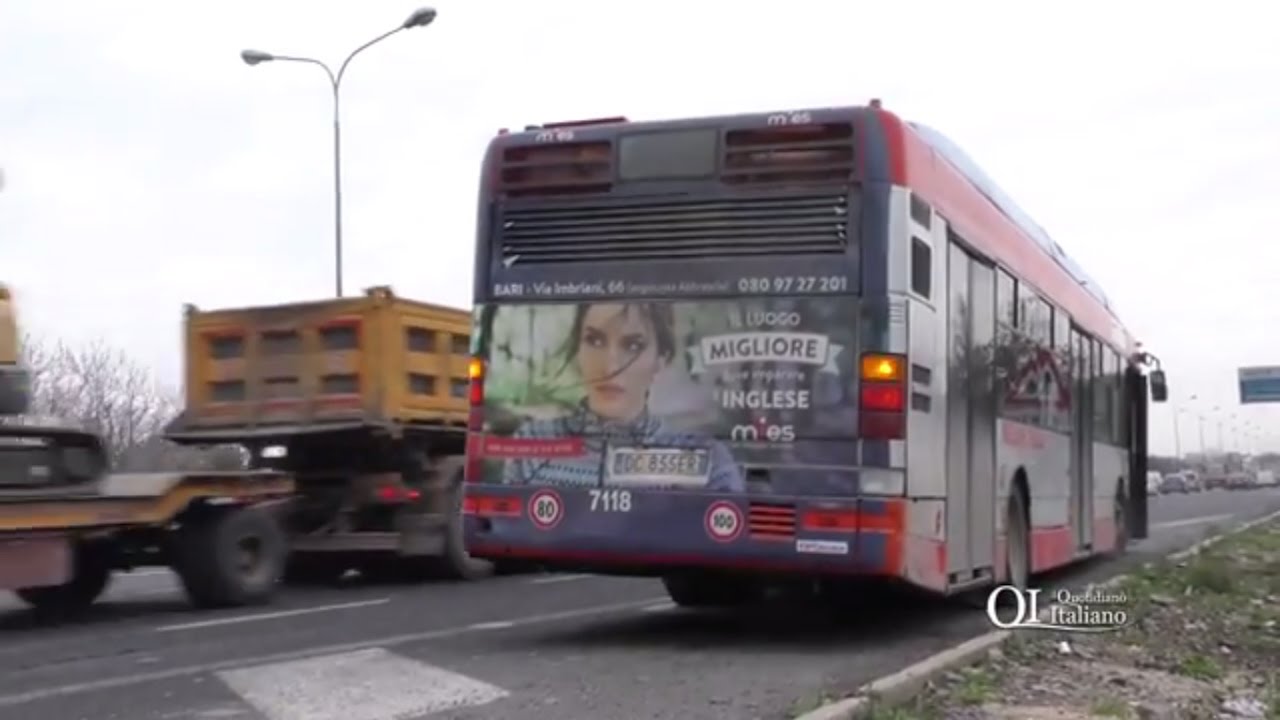 Autobus fermo in tangenziale a Bari, traffico in tilt