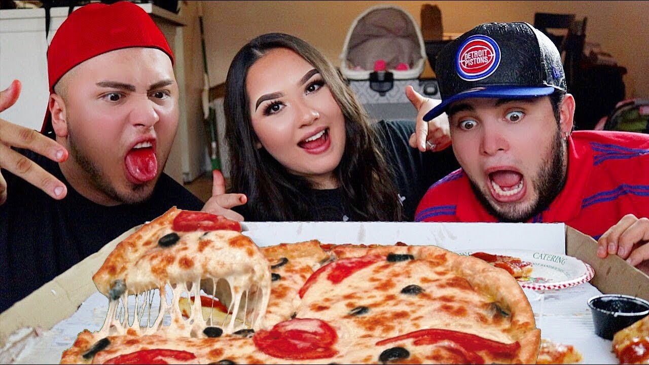 HUGE CHEESY PIZZA MUKBANG