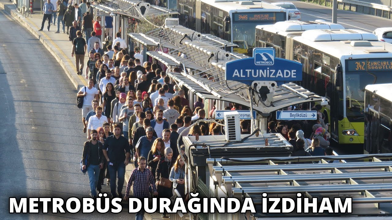 Altunizade metrobüs durağında aşırı yoğunluk