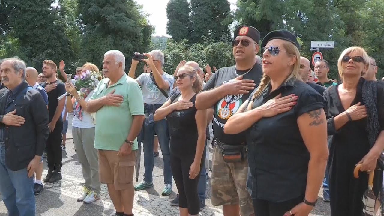 Nostálgicos do fascismo homenageiam reabertura de túmulo de Mussolini