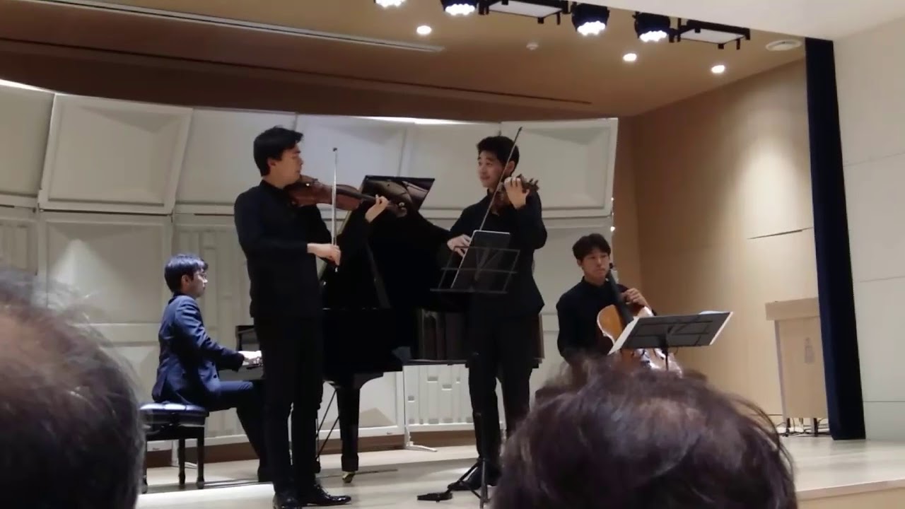 Violinists 스테판 피 재키브(고 피천득 외손자)와 대니 구, Cellist  문태국, Pianist  최현호의 캐롤