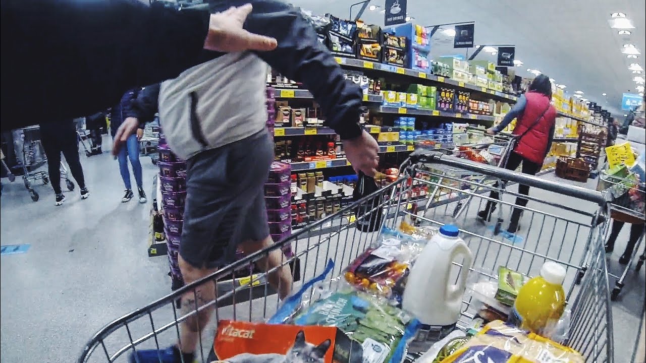 A large supermarket shop on a little Sunra Robo-S Scooter // What could possibly go wrong!? 🙊