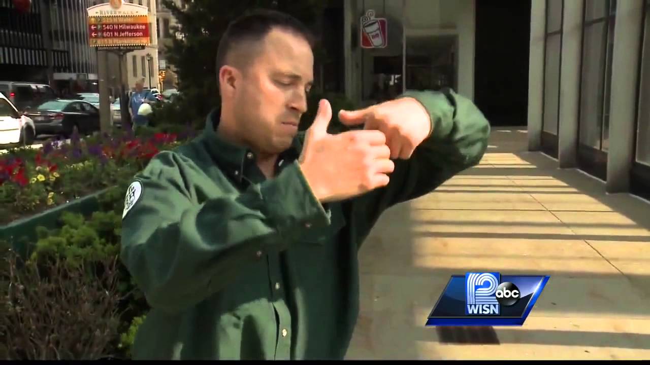 Elevator workers tackle purse snatcher