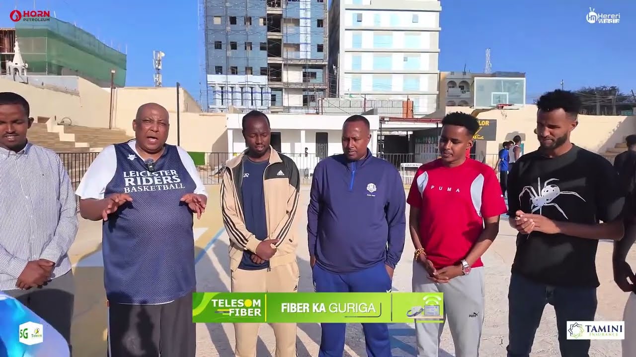 Dharka basketball ka oo uu Mohamed Badhasaab ugu deeqay qaar ka mid ah dhalinta Hargeisa u qaybinay