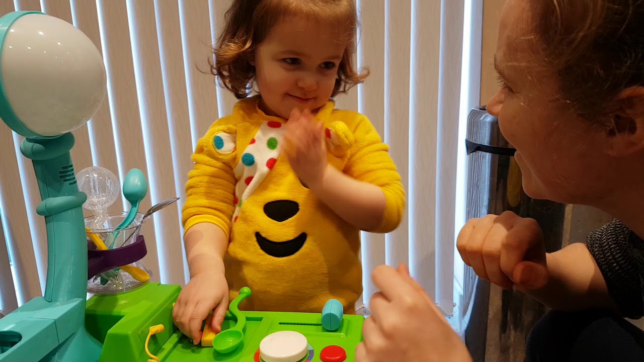 Rose learns about conductors and insulators with Little Tikes Science lab