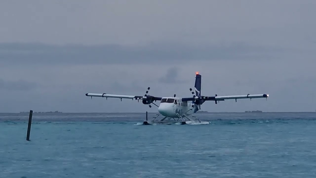 Landing of Manta Air hydro plane at the Riu Hotel (Maldives)