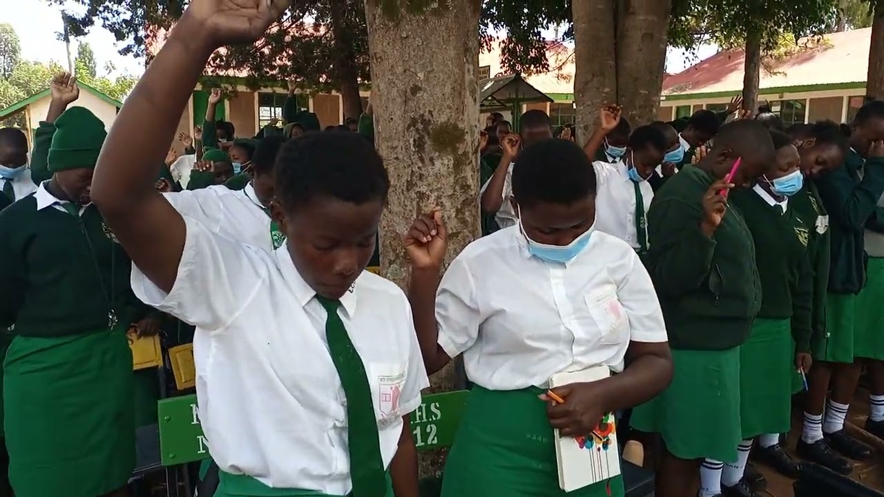 Pst Amani prays for MOI NYABOHANSE GIRLS!